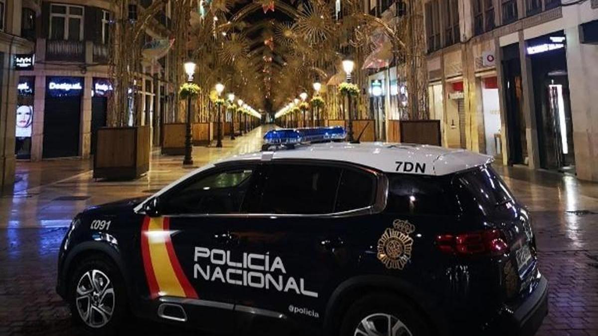 Vehículo Policía Nacional Málaga en la calle Larios