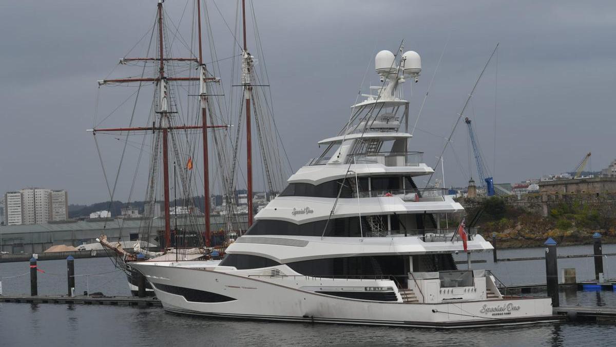 El yate de pesca más grande del mundo pasa unos días en A Coruña