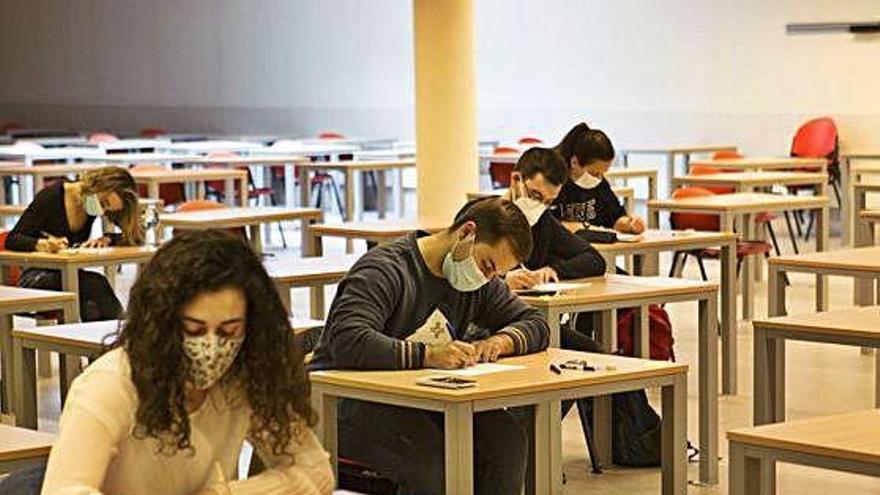 Estudiantes con mascarilla y guardando distancias en los exámenes de Mieres.