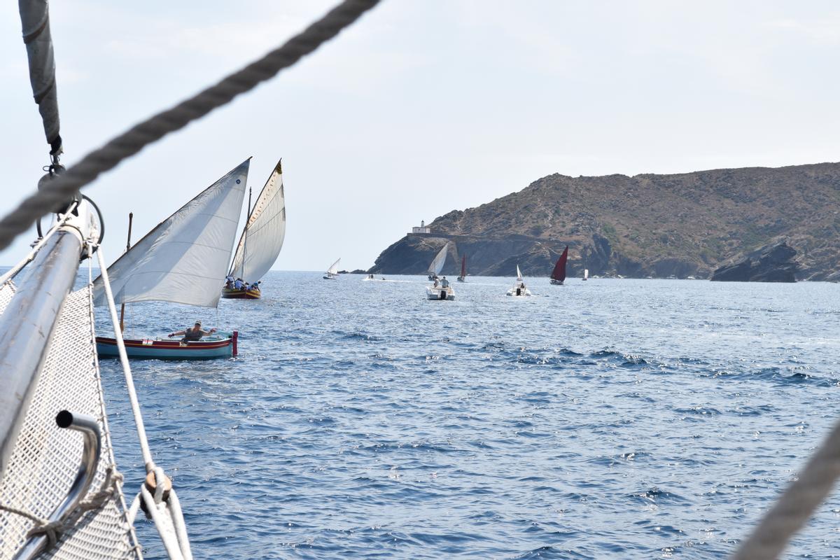 Diverses barques sortint de la badia davant Cala Nans Diverses barques sortint de la badia davant Cala Nans