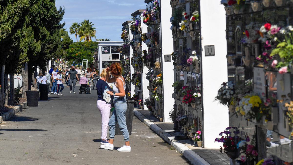 DIA DE LOS DIFUNTOS EN LOS CEMENTERIOS.