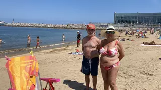 Asturias se achicharra con gusto: terrazas, playas y abanicos son los imprescindibles para hacer frente a un "tiempo de lujo"