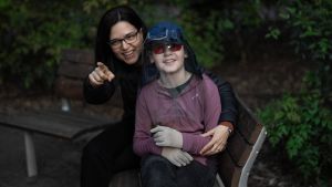 Xènia Aranda con su hijo, Pol, de 12 años, con xerodermia pigmentosa, enfermedad hereditaria rara que causa extrema sensibilidad a la luz ultravioleta.
