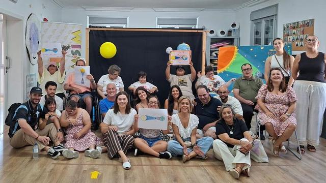 Usuarios de Aspamsim con políticos locales y con monitores de la asociación en la sede donde realizaron un taller.