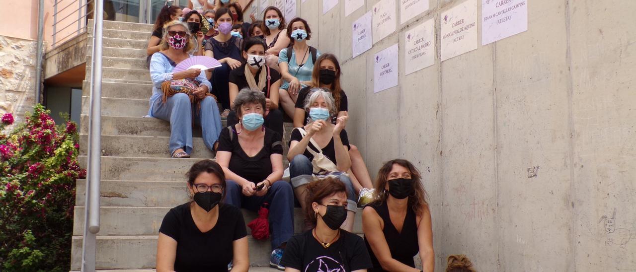 Activistas se han concentrado hoy frente al ayuntamiento de Lloseta para denunciar las sanciones.