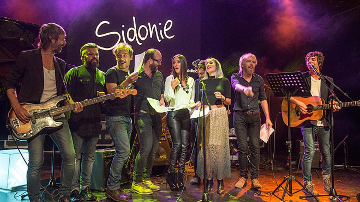 Som Música Directa. Sidonie canta ’No sé dibujar un perro’ acompañado por otros artistas que participaron en el concierto celebrado en Luz de Gas.