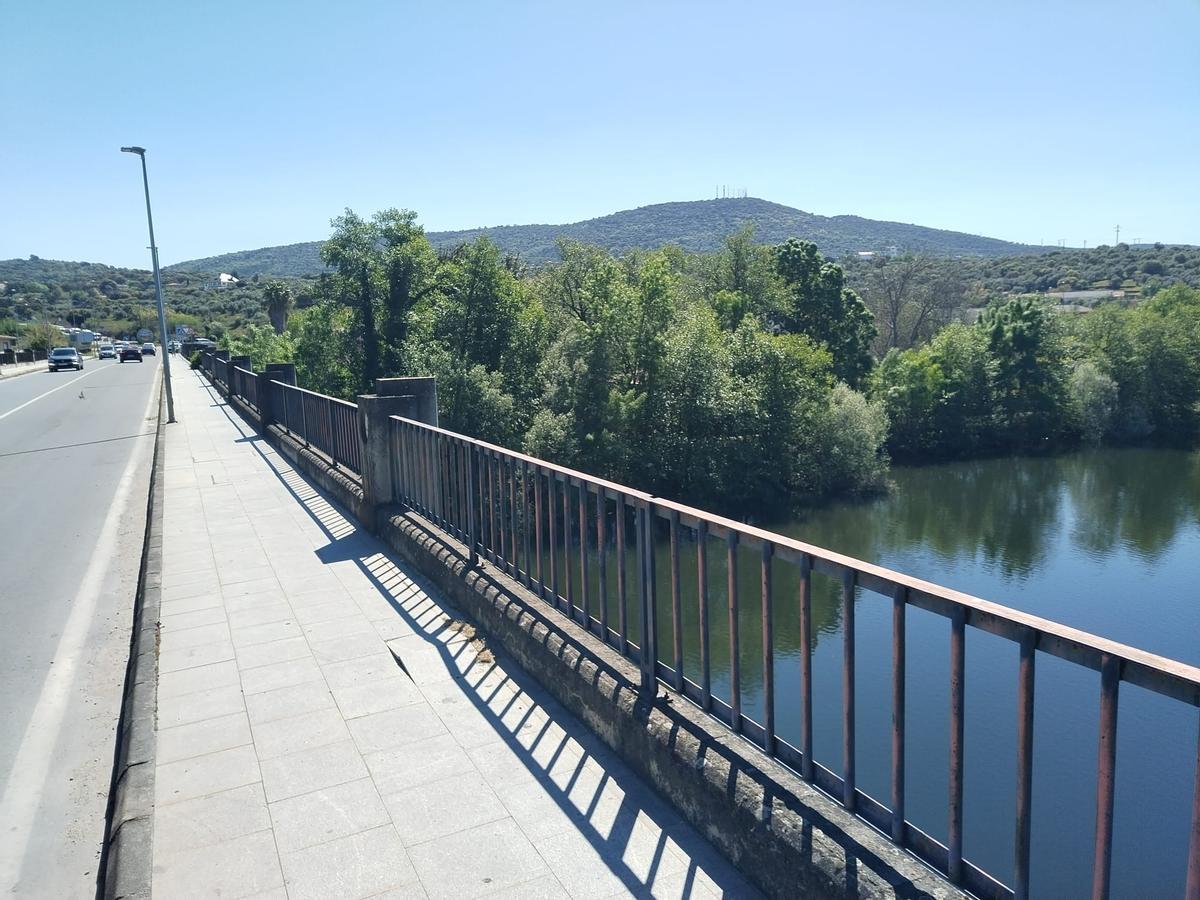 Vista de la margen izquierda del río, desde el puente de Adolfo Suárez.