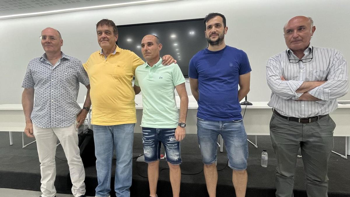 Salamero, junto a Iván Martínez (centro) y el resto de la junta directiva.