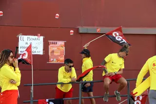 Los socorristas de Barcelona continúan su protesta en la playa de Bogatell, en el decimocuarto día de huelga.
