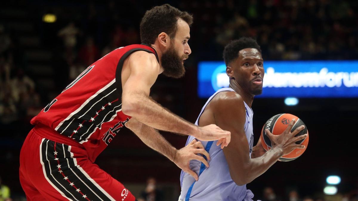 Milan (Italy), 04/11/2021.- Barcelona's Nigel Hayer Davis (R) in action against Milan's Luigi Datome (L) during the Euroleague basketball match between Armani Exchange Milan and FC Barcelona in Milan, Italy, 04 November 2021. (Baloncesto, Euroliga, Italia) EFE/EPA/MATTEO BAZZI