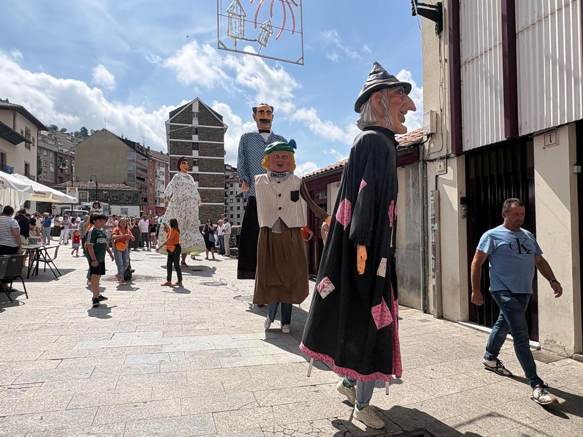 Cangas se rinde a sus gigantes y cabezudos