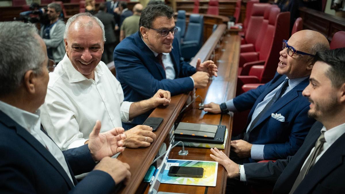 Varios diputados y miembros del Gobierno conversan antes del inicio de una pasada sesión plenaria.
