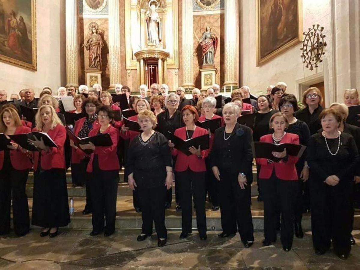 Simón Andreu demuestra sus dotes vocales en un concurrido concierto coral