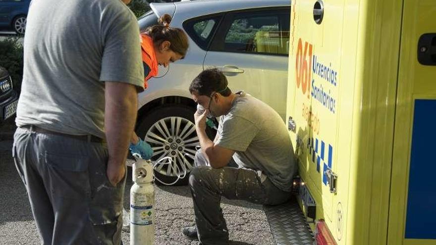 Uno de los operarios que ayudaron, atendido en la calle. // Brais Lorenzo