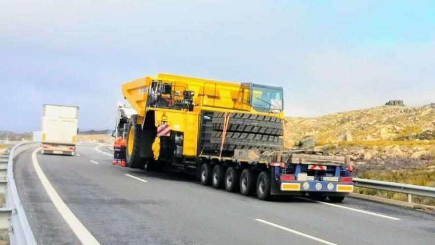 El camión, parado en el carril derecho de la A-52. // FdV