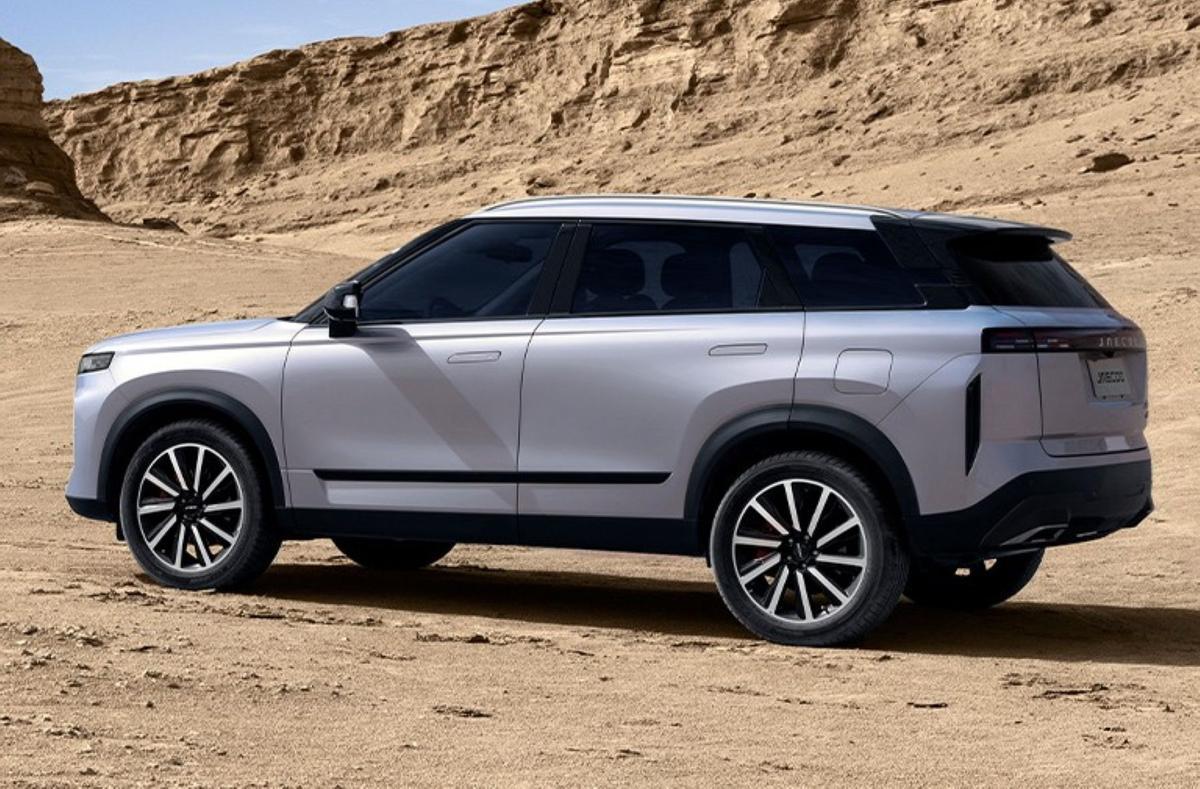 Mide 4,50 metros de largo, 1,86 metros de ancho y 1,68 de alto. El maletero homologa 424 litros de capacidad, aunque la versión 4x4 baja a los 340 litros.