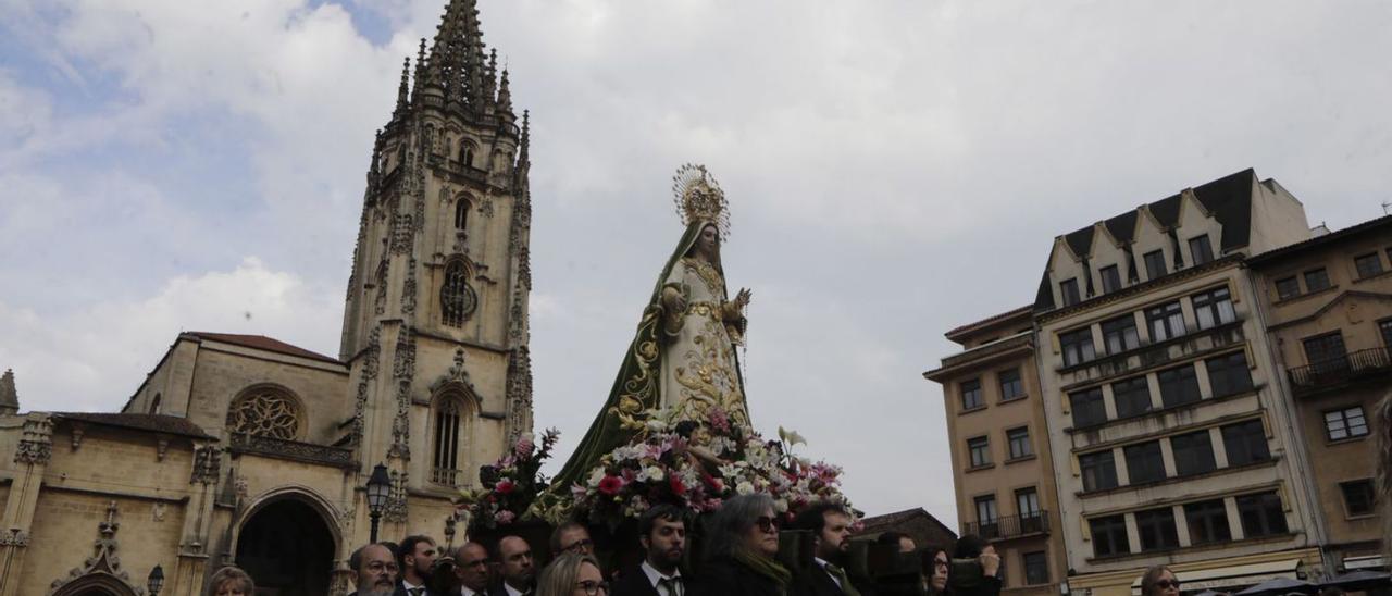 Los cofrades de La Balesquida, portando a la Virgen de la Esperanza en la plaza de la Catedral. | Fernando Rodríguez