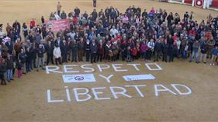 Unos 350 aficionados se concentran a favor de los toros en Cáceres