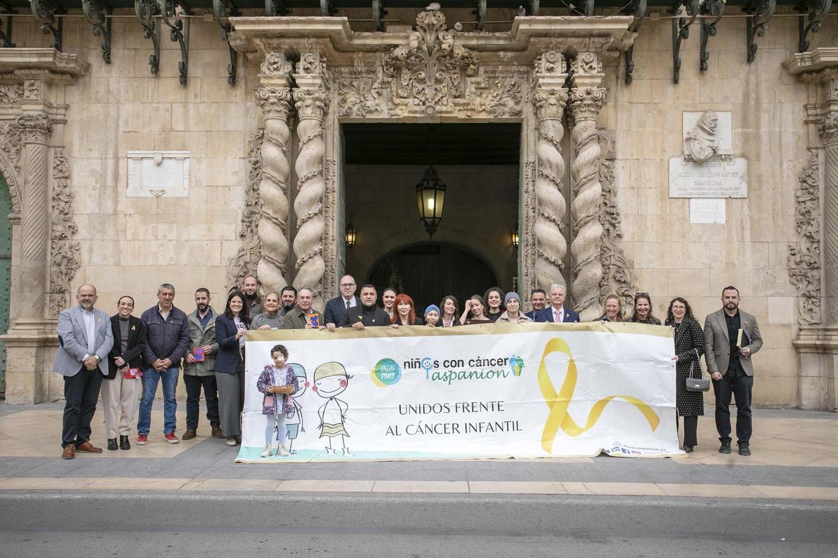 Pancarta en la celebración en el Ayuntamiento de Alicante del Día Internacional del Cáncer Infantil