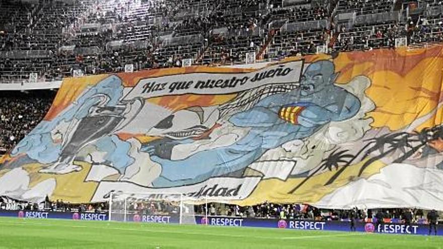 Espectacular tifo de la Curva Nord ante el PSG.