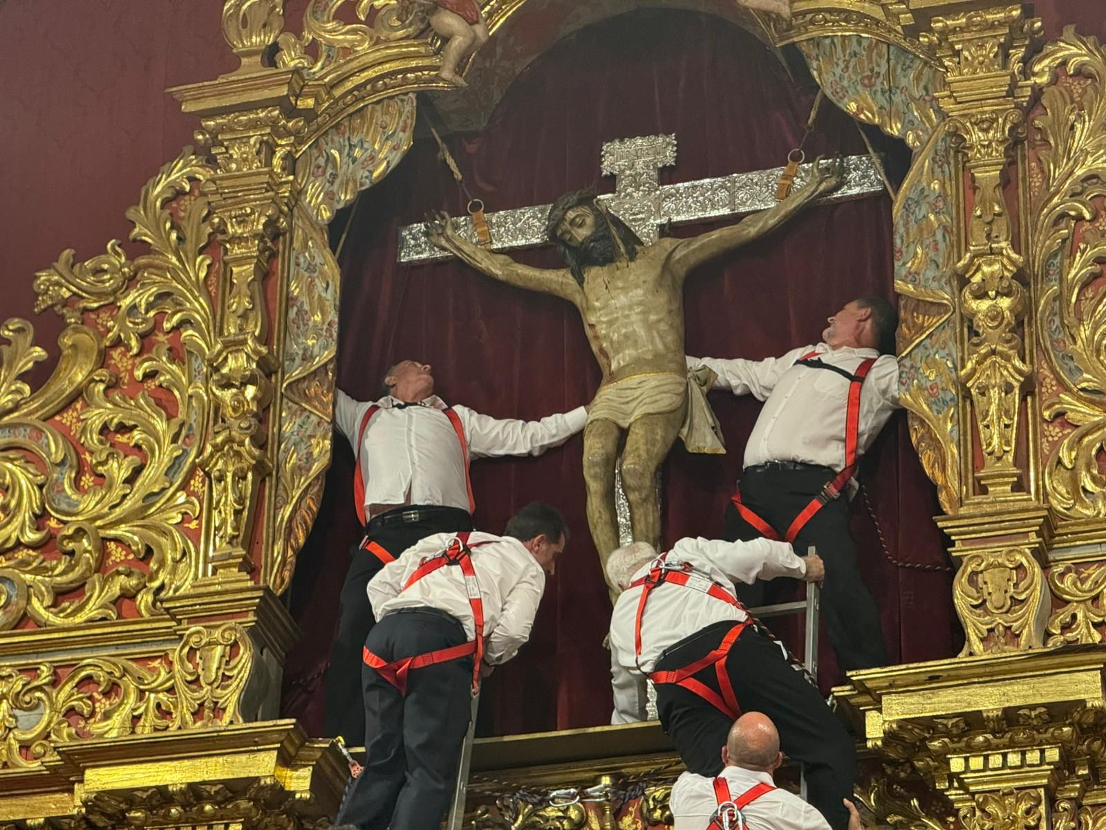 El Santo Cristo de Telde regresa a lo más alto del altar