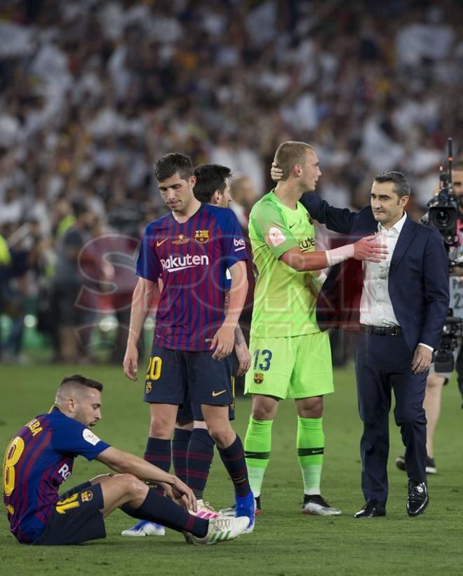 Imágenes de la decepción de los jugadores del FC Barcelona tras perder la Final de Copa del Rey ante el Valencia en el estadio Benito Villamarín, Sevilla.