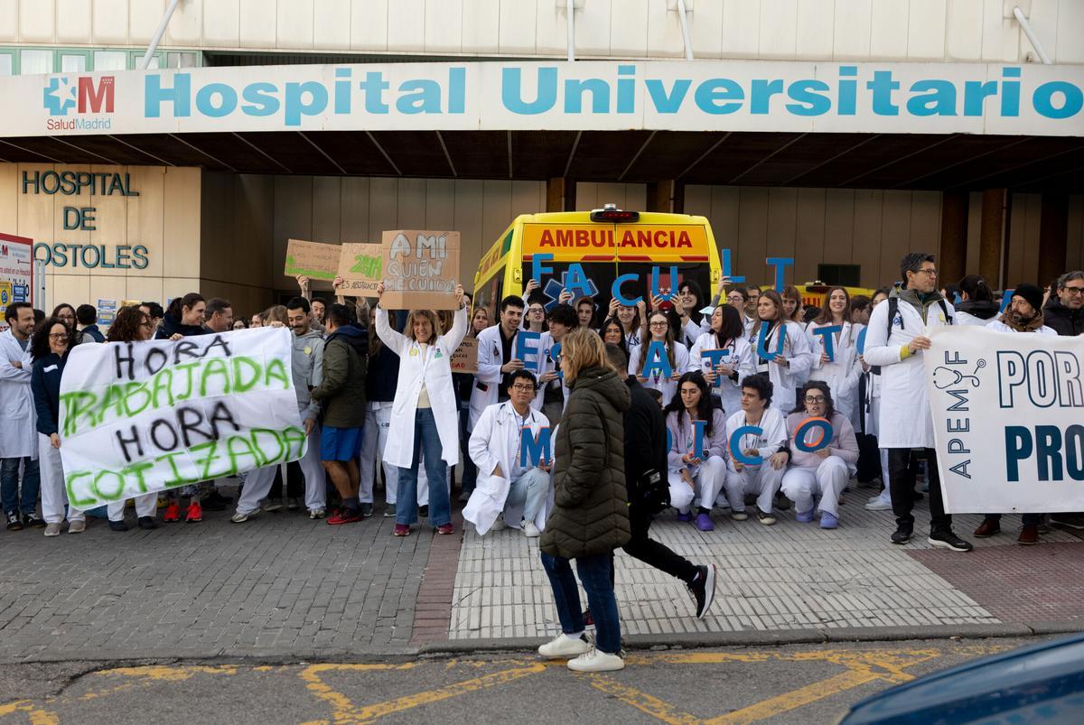 Varias personas durante una concentración, frente al Hospital Universitario de Móstoles, en la cuarta jornada de huelga general del sector médico, a 19 de febrero de 2026.