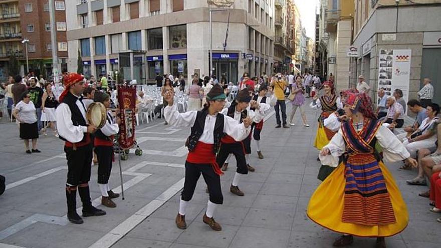 Ritmo y color en el desfile del festival de danza tradicional