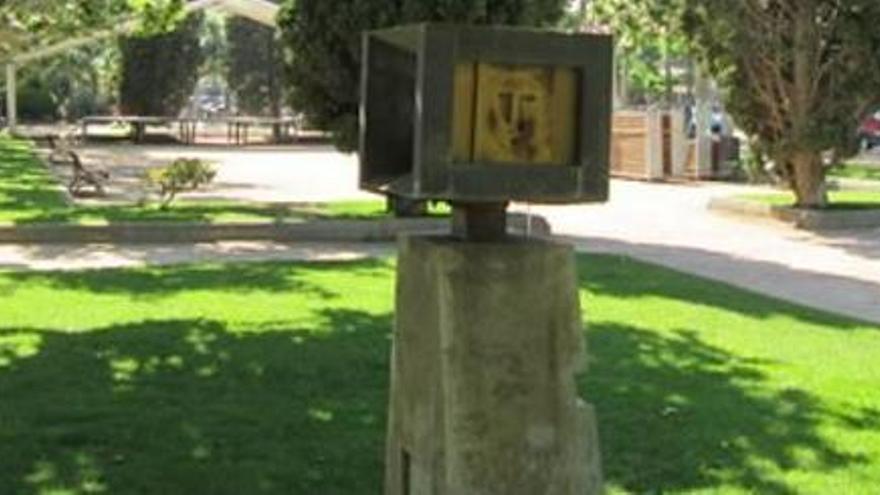 L&#039;escultura dedicada a Fructuós de Gelabert, abans de ser refeta.