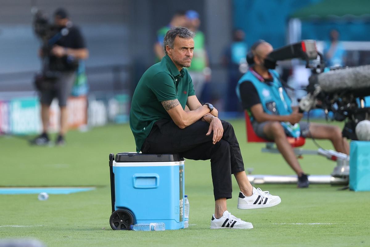 Luis Enrique observa el Eslovaquia-España sentado en una nevera portátil en La Cartuja.