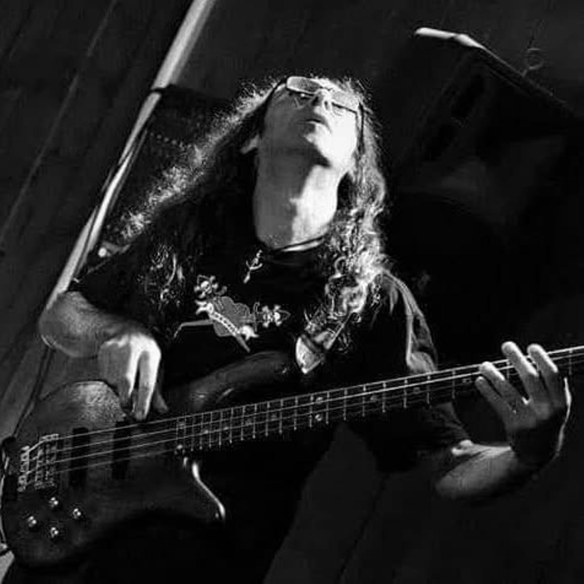 Jimmy Torres, maestro del bajo