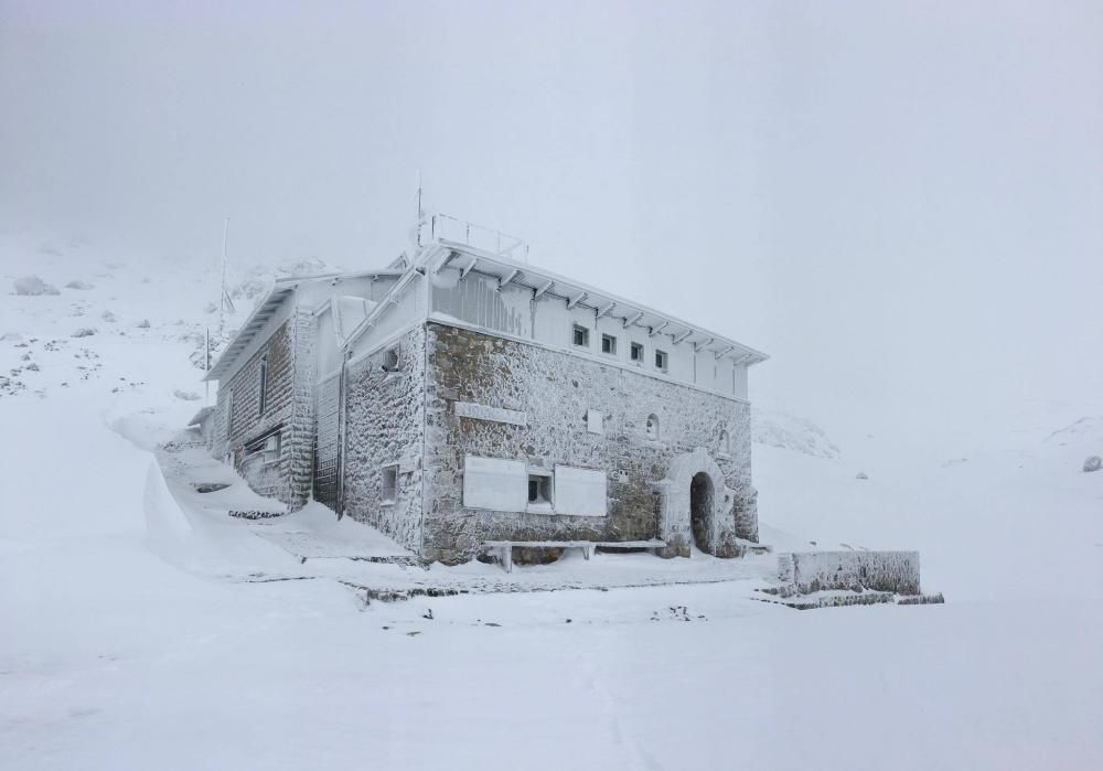 Nieve en el refugio de Vega de Urriellu