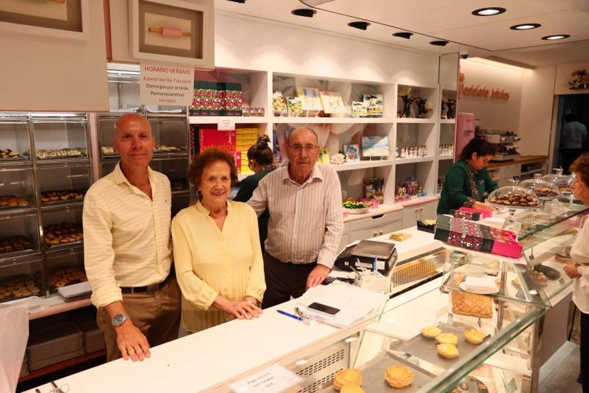 Por la izquierda, César Valdés Martínez, con sus padres, Noli y Ataúlfo, la tercera generación  de una saga confitera que nació en Pola de Laviana.