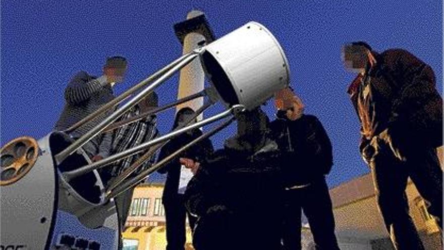 Internos y sus profesores observando Júpiter en un telescopio Dobson de 300 milímetros.