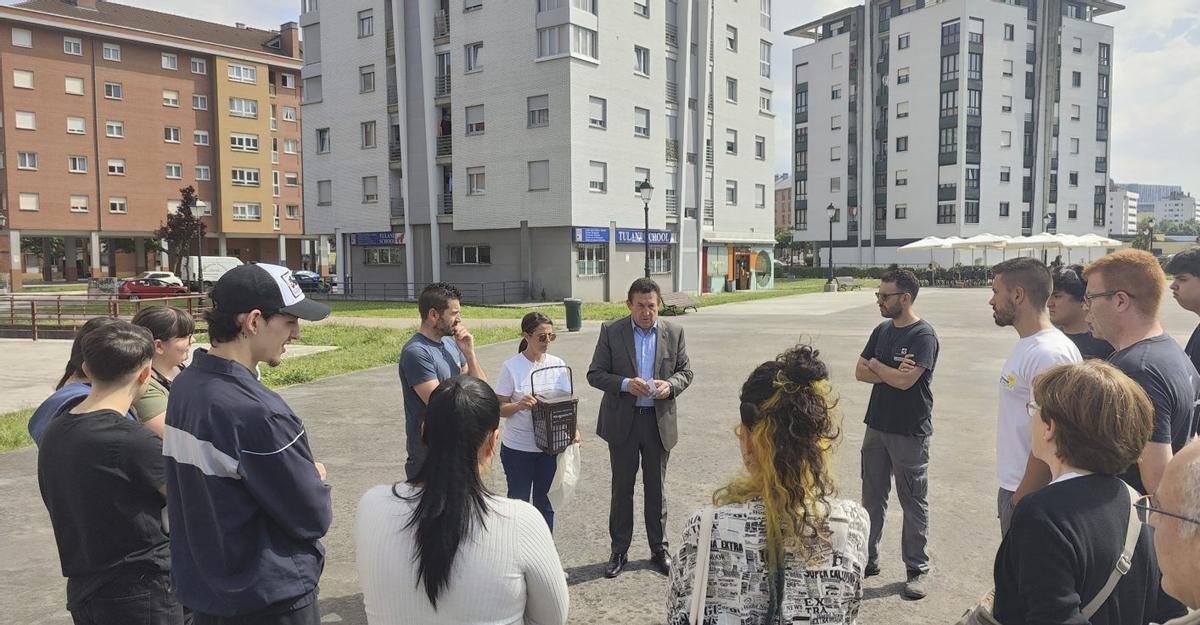 José Ramón Pando, concejal de gobierno de Licencias y disciplina urbanística, y servicios básicos del Ayuntamiento de Ovied, en una charla con jóvenes sobre reciclaje.| Cedida a Lne