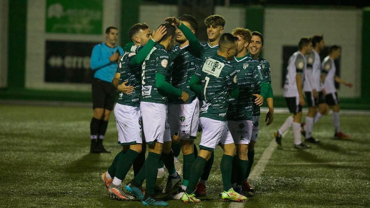 Los jugadores del CD Guijuelo celebran un gol en un encuentro de esta temporada.