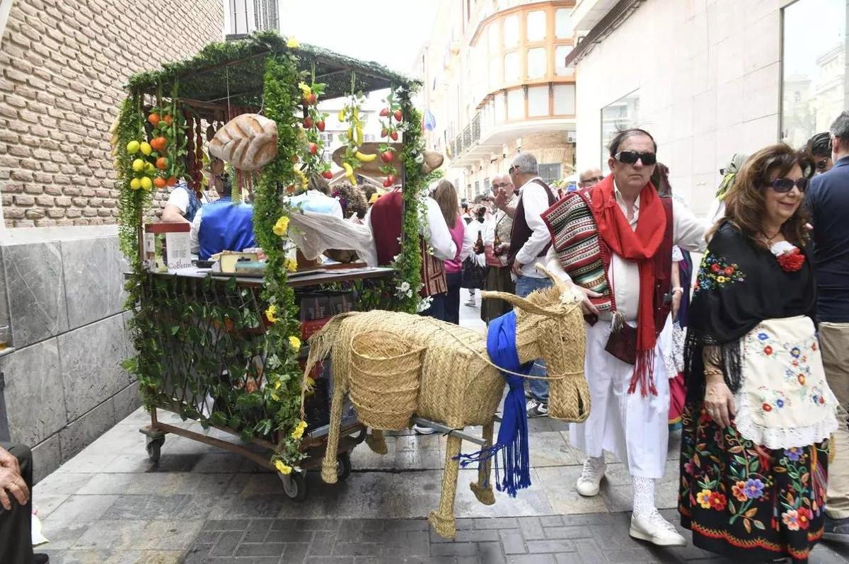 Un carro con comida en una de las calles de la Plaza del Romea.