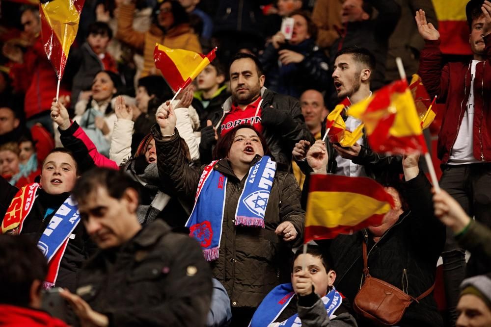 Aficionados en El Molinón durante el España-Israel