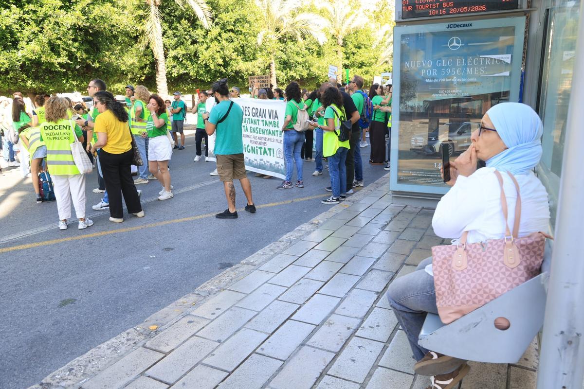 Colapso del tráfico en Alicante por la huelga de profesores