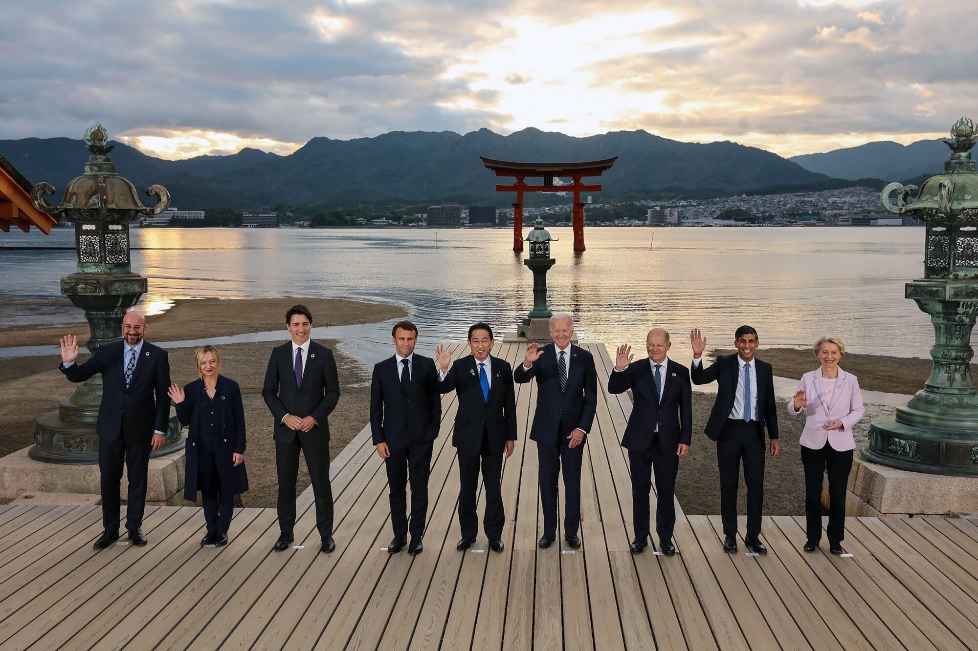 Charles Michel, Giorgia Meloni, Justin Trudeau, Emmanuel Macron, Fumio Kishida, Joe Biden, Olaf Scholz, Rishi Sunak y Ursula von der Leyen, este viernes en Hatsukaichi, Hiroshima.