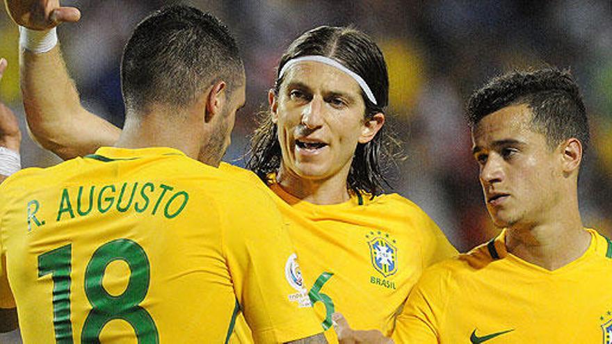 Renato Augusto, Filipe y Coutinho celebran el séptimo gol.