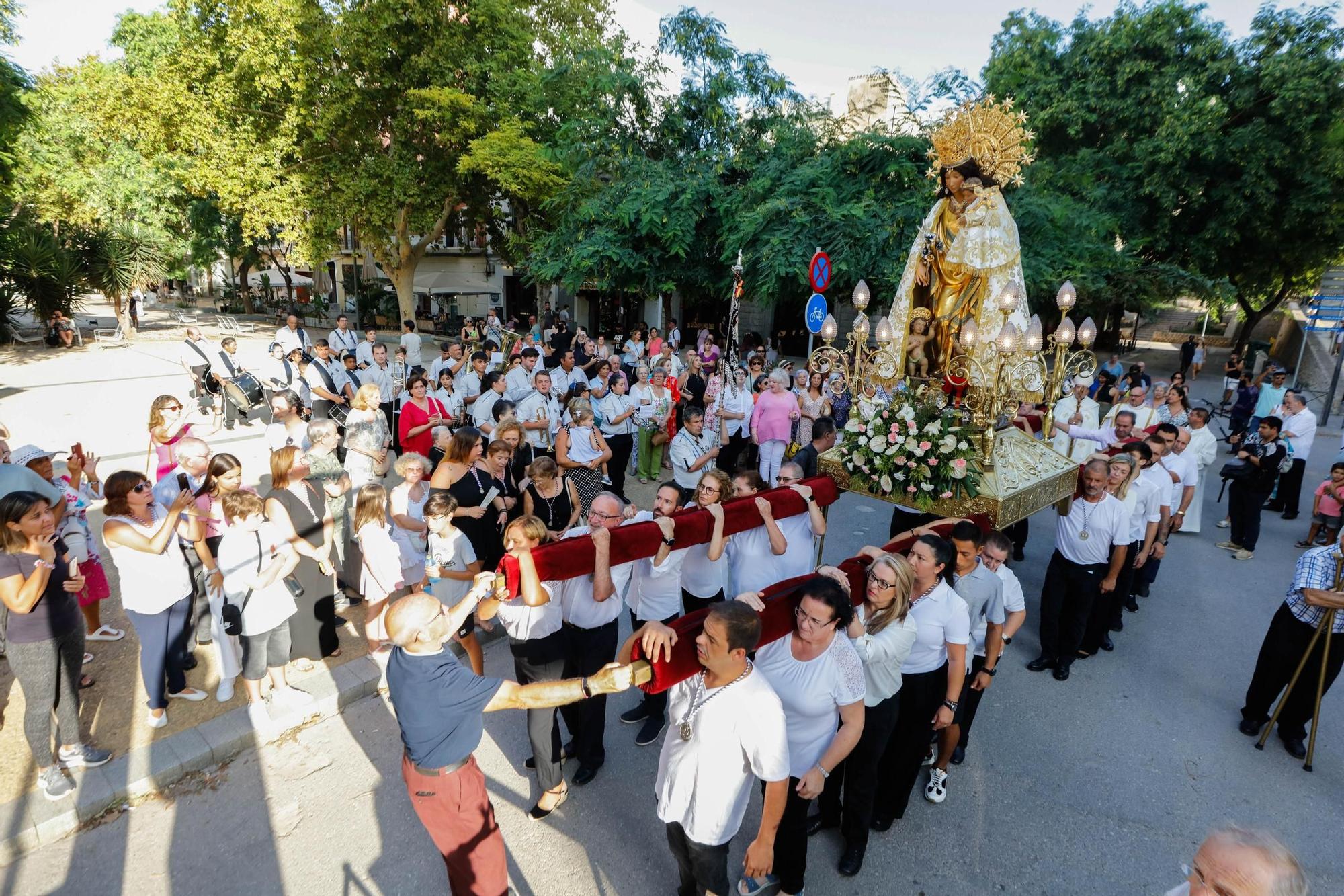 Mira las imágenes de la procesión de la parroquia de Santa Creu