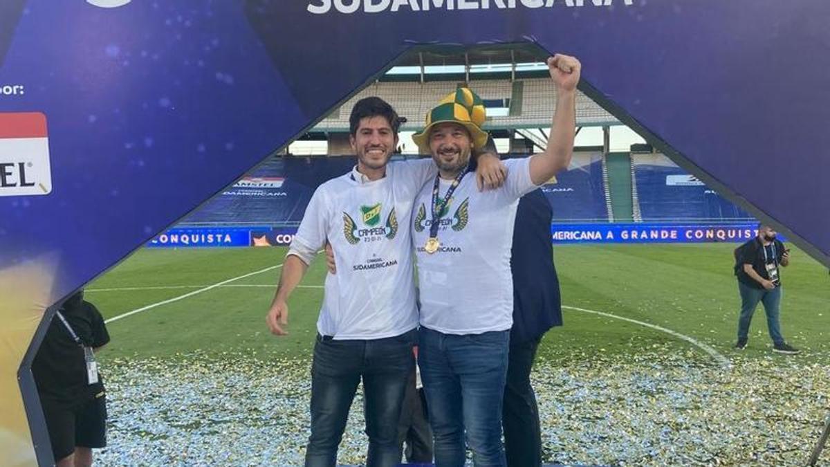 Guido Baroli y Diego Lemme, tras lograr la Copa Sudamericana con Defensa y Justicia.
