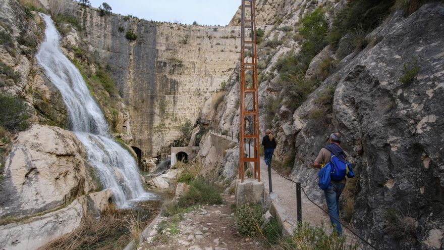 La ruta de senderismo por el pantano más antiguo de España: está en Alicante y es preciosa