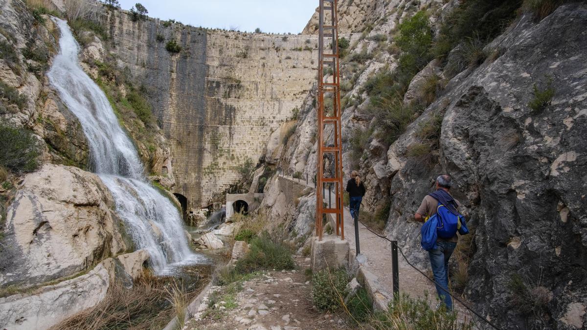 La ruta de senderismo por el pantano más antiguo de España: está en Alicante y es preciosa.