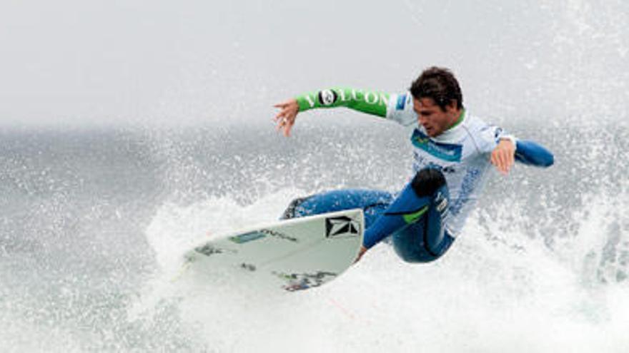El surfista vigués Gony Zubizarreta durante su participación en la XXIII edición de la Pantin Classic de Surf.