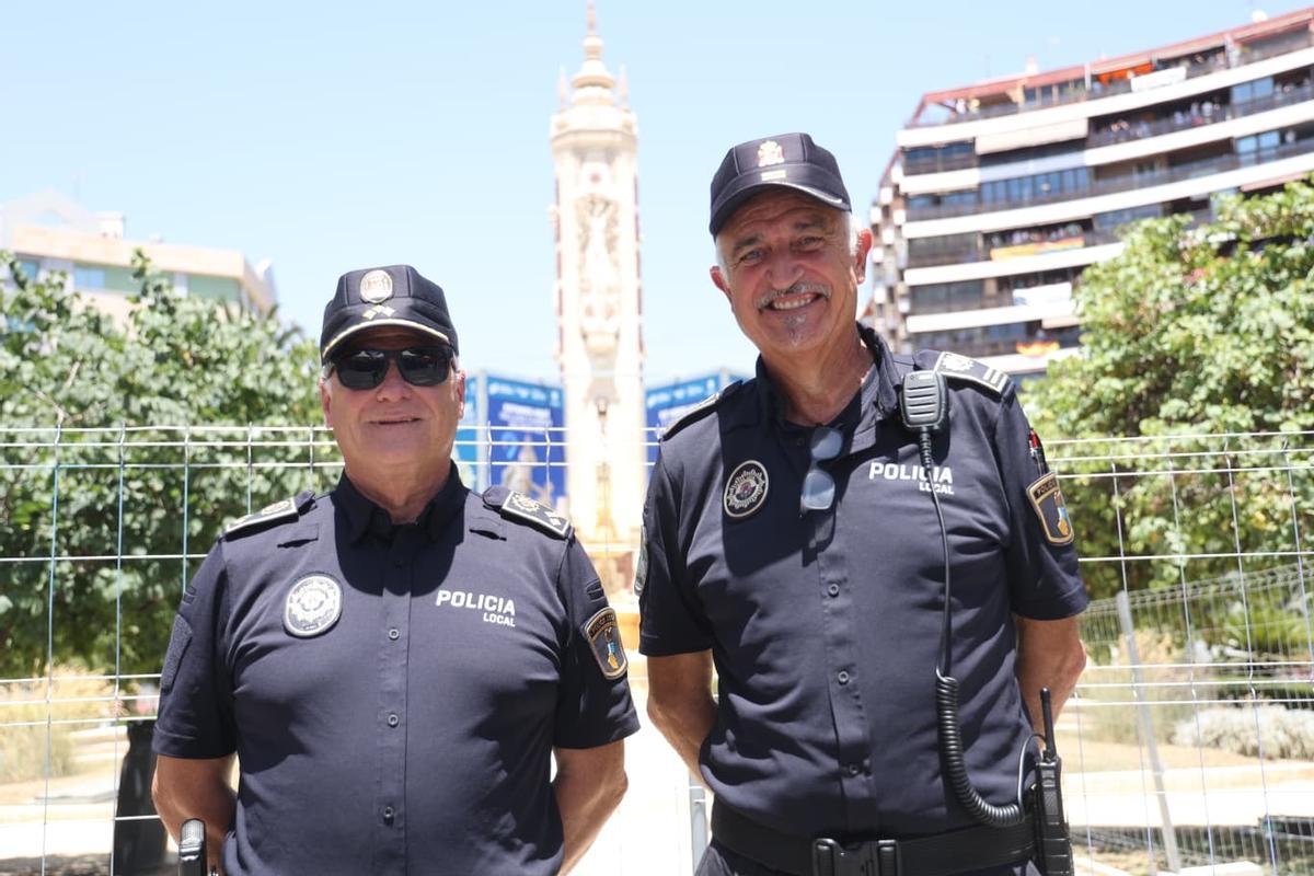 José María Conesa y Antonio Tomás Santana, durante su última mascletà de Hogueras en la Policía Local de Alicante.
