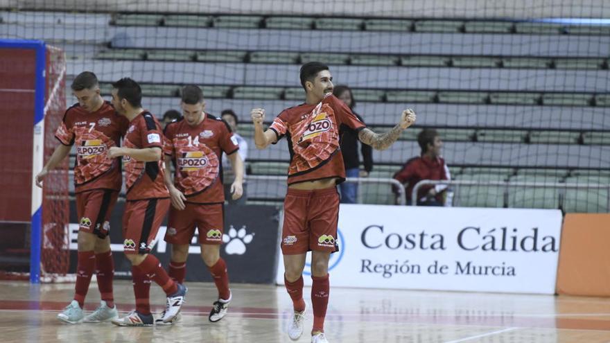 Varios jugadores de ElPozo celebran un gol durante un partido.