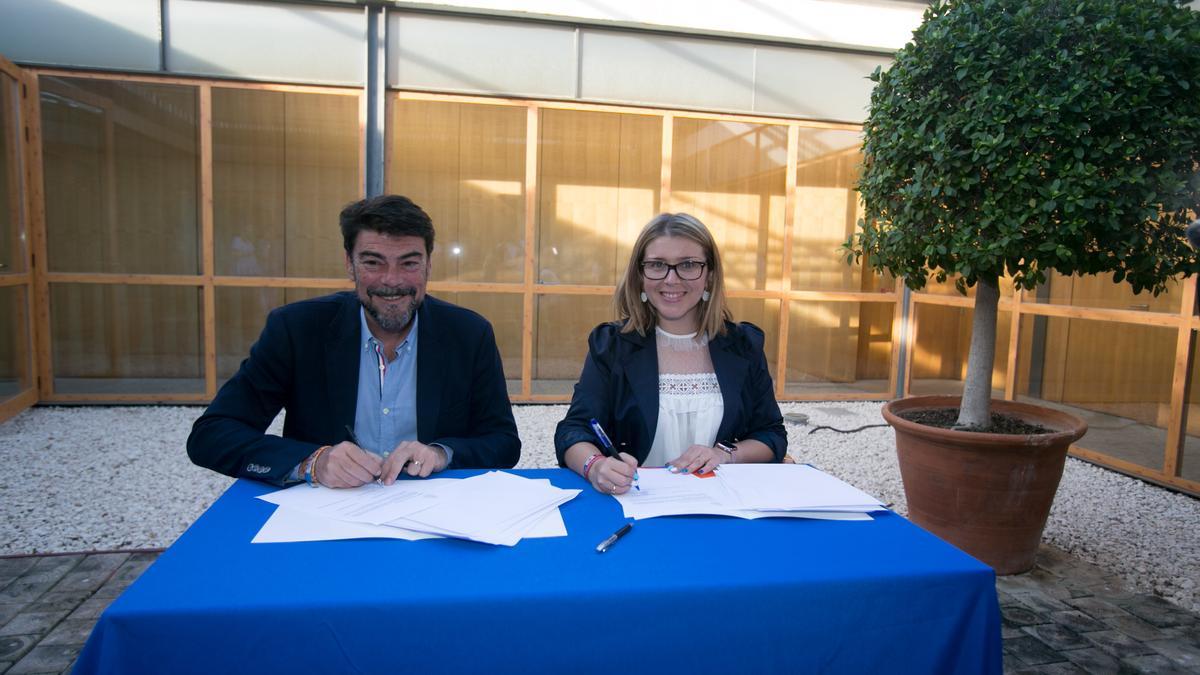 Luis Barcala (PP) y Mari Carmen Sánchez (Ciudadanos), firmando el pacto de gobierno del bipartito, en junio de 2019.