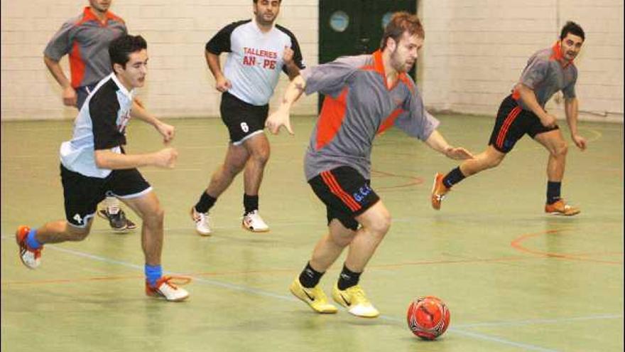 El máximo goleador del torneo, Roberto Calvo (Bar Pause), persigue a un jugador del Bar Merlín